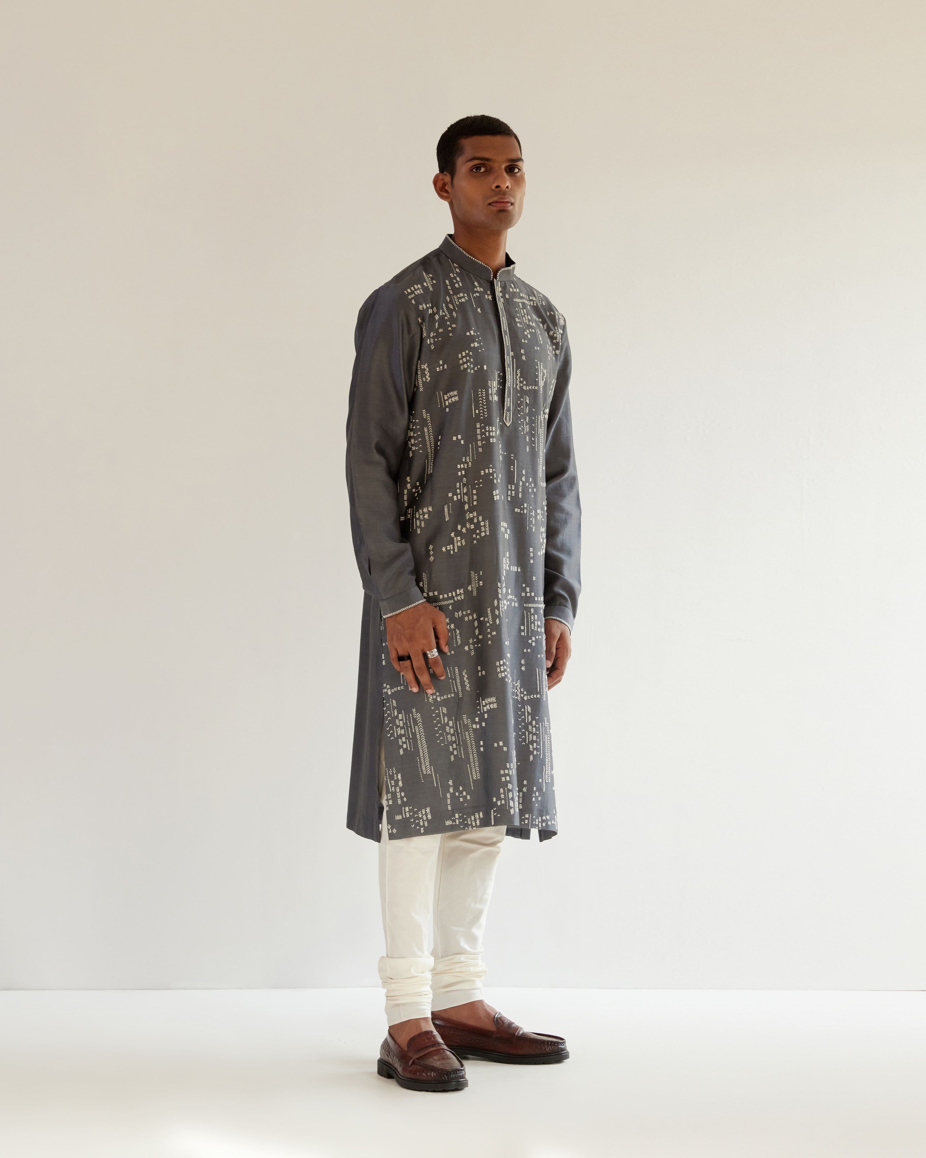 COUNTRYMADE Kurtas Linear Scattered Hand Embroidery Kurta Set ensemble gris