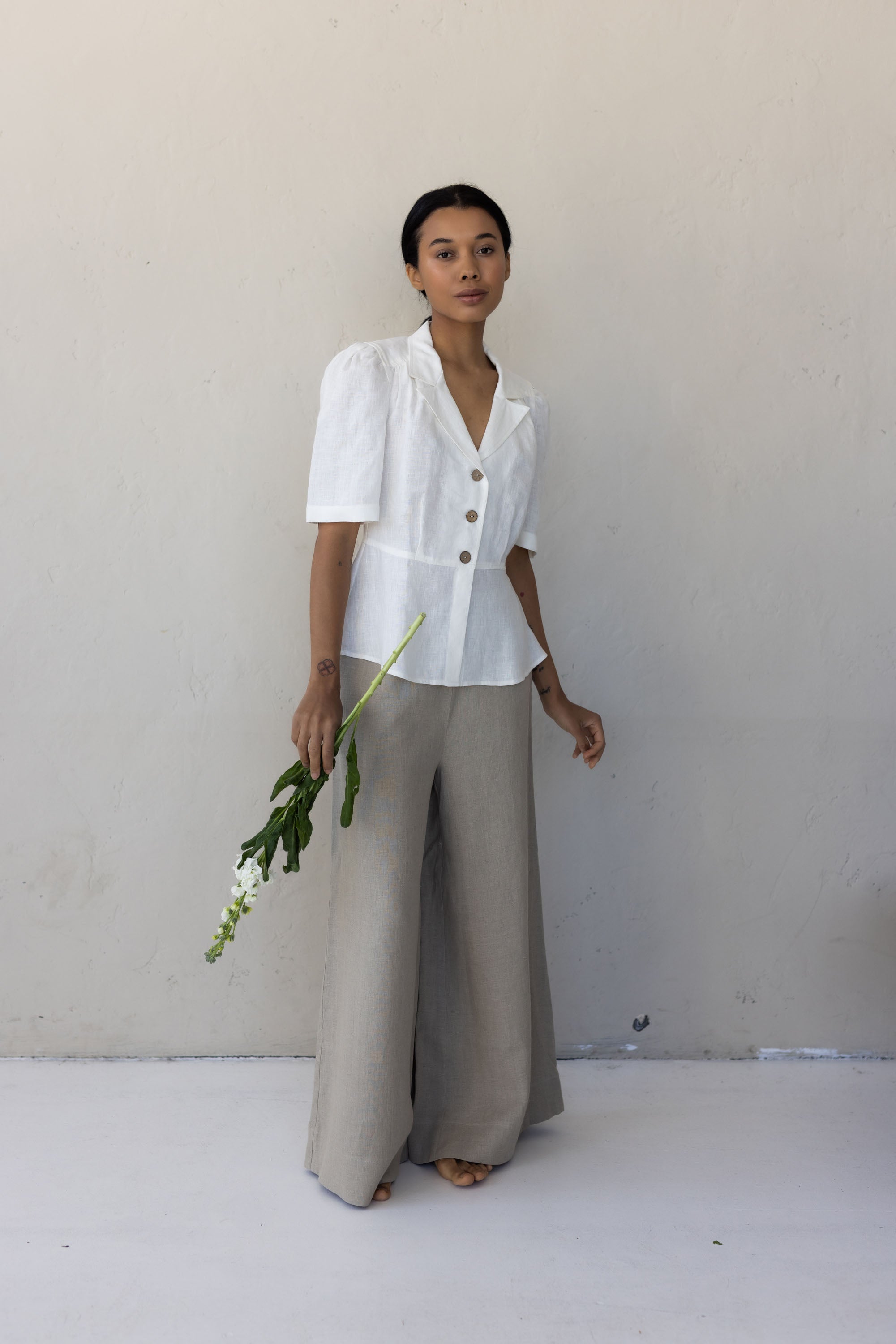 Laumė linen Linen Tops Lyric chemise en lin bleu ciel manches bouffantes