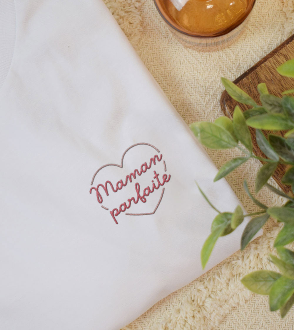Juste Un T-shirt T-shirts Brodés Maman Parfaite brodé blanc