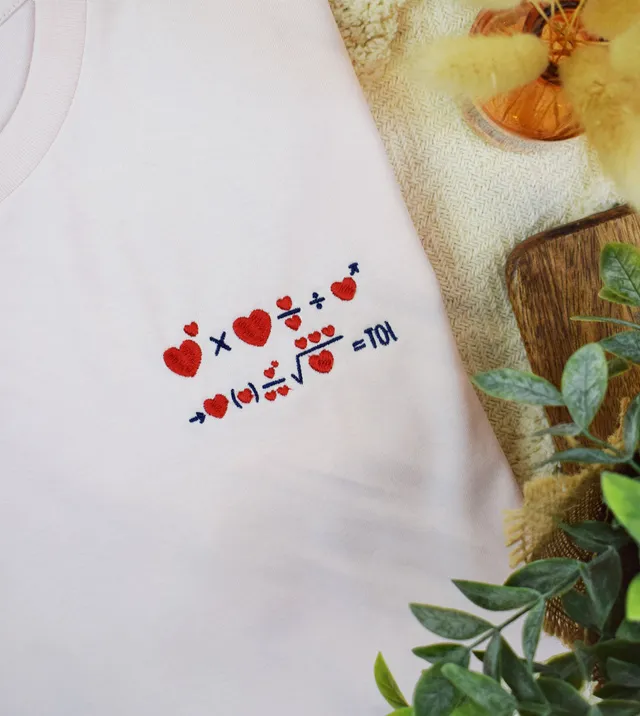 Juste Un T-shirt T-shirts Brodés L'amour en formule T-shirt brodé coton biologique