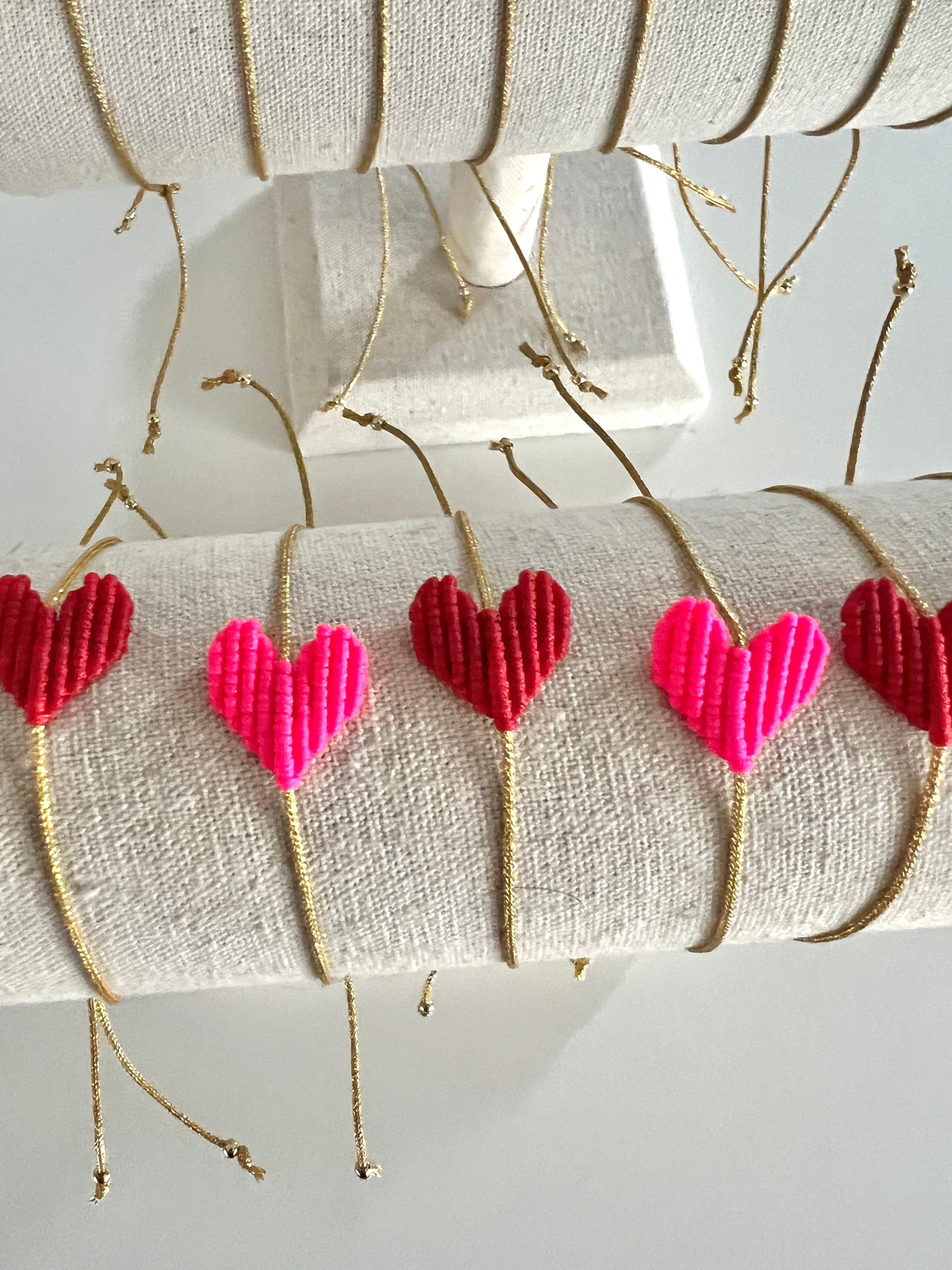 PANTRUCHE Bracelet Bracelet cœur macramé doré rose ou rouge