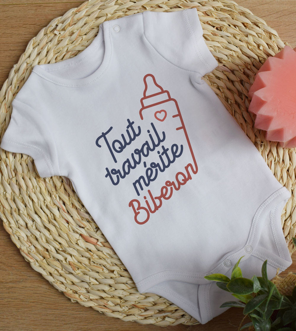 Juste Un T-shirt Bébé Tout travail mérite biberon body blanc