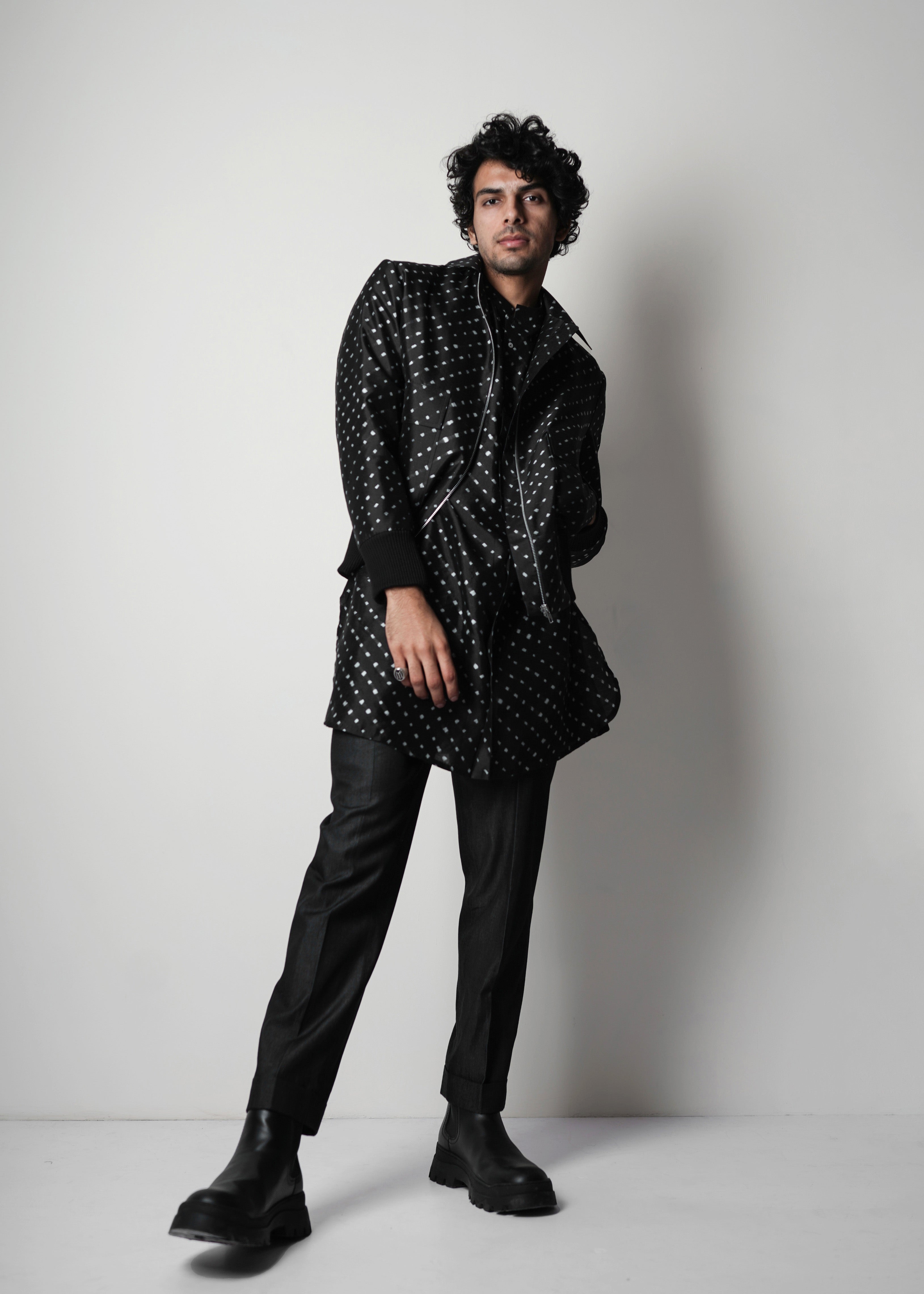 COUNTRYMADE Kurtas Printed Silk Short Kurta kurta court en soie noire imprimée