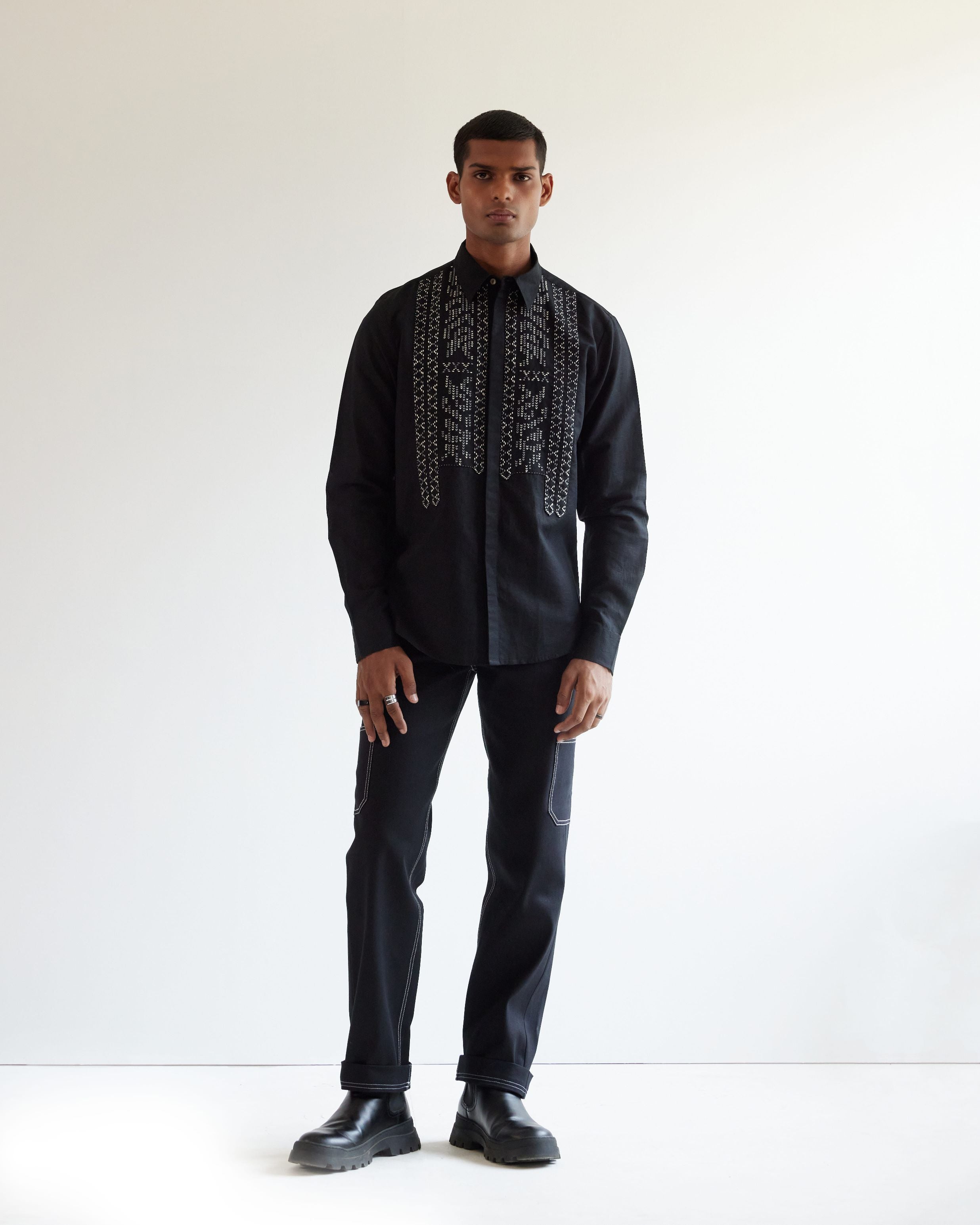 COUNTRYMADE Shirts Asymmetric Yoke Shirt chemise noire en lin brodée