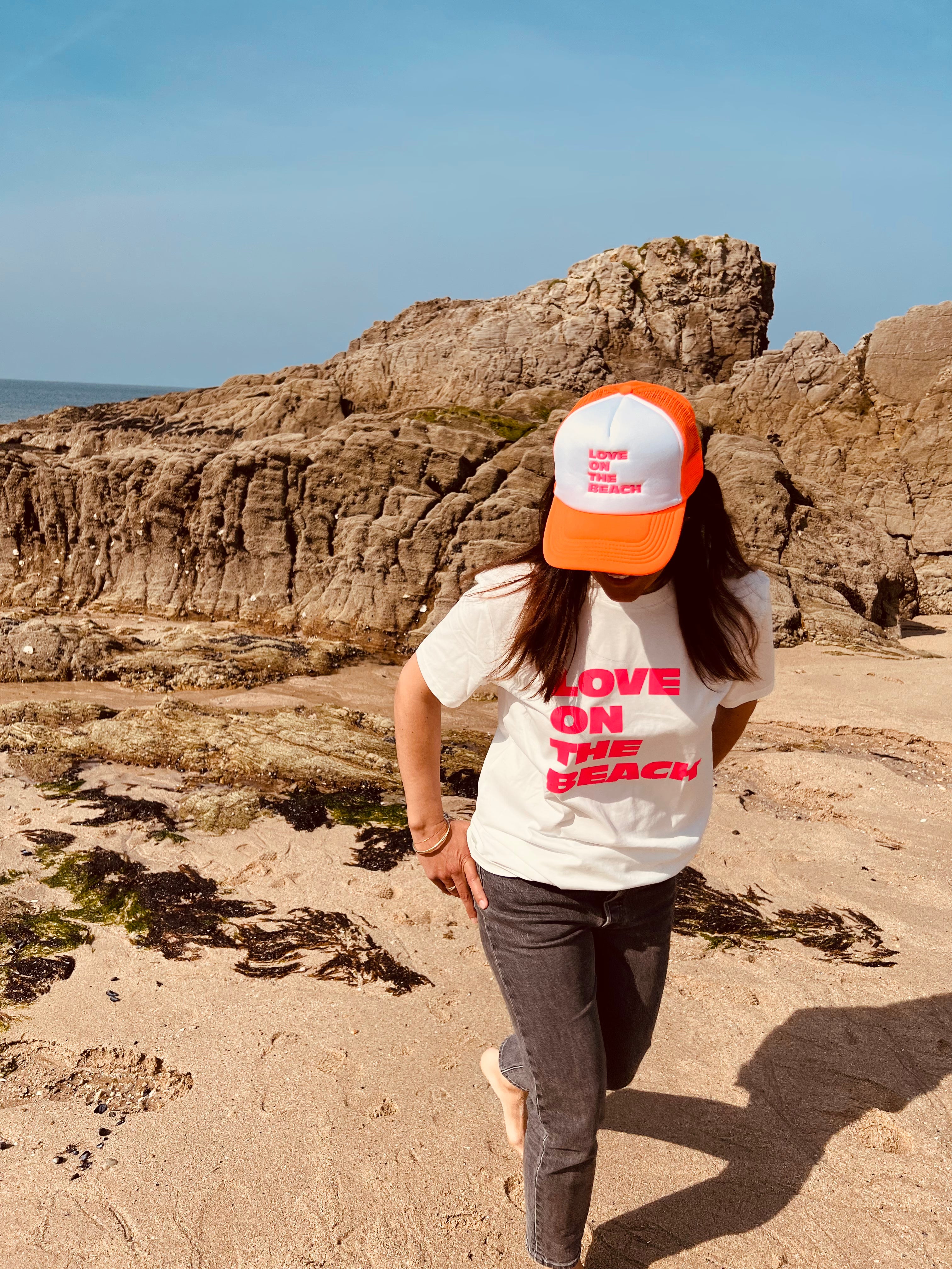 PANTRUCHE Casquettes Casquette LOVE ON THE BEACH orange fluo trucker
