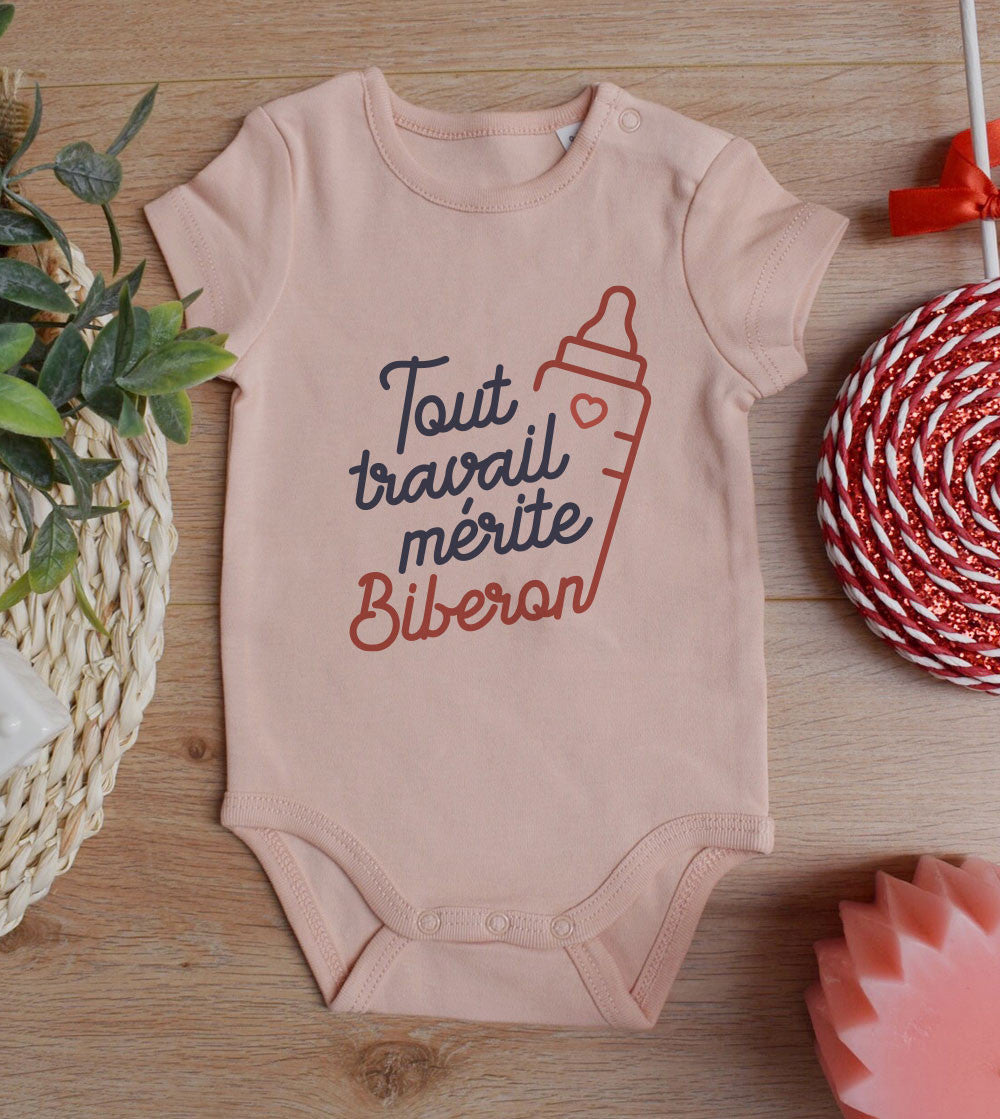 Juste Un T-shirt Bébé Tout travail mérite biberon body blanc