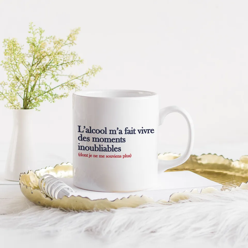 Juste Un T-shirt Mugs L'alcool m'a fait vivre des moments inoubliables mug