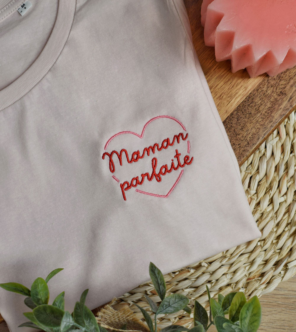 Juste Un T-shirt T-shirts Brodés Maman Parfaite brodé blanc