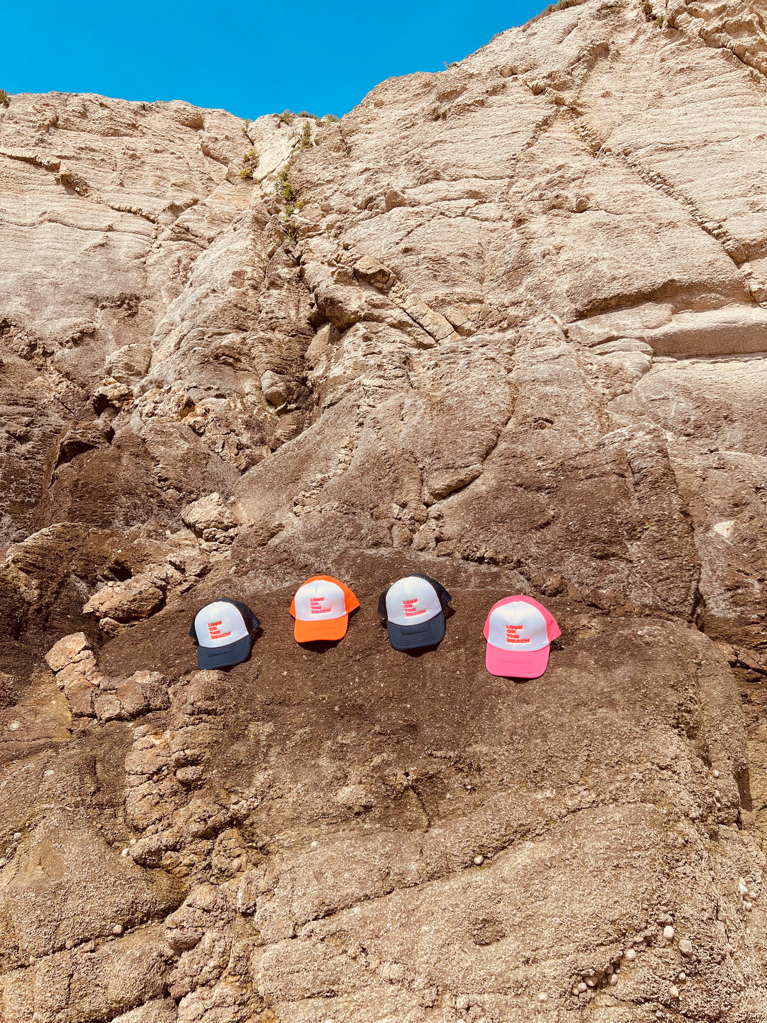 PANTRUCHE Casquettes LOVE ON THE BEACH casquette rose fluo trucker