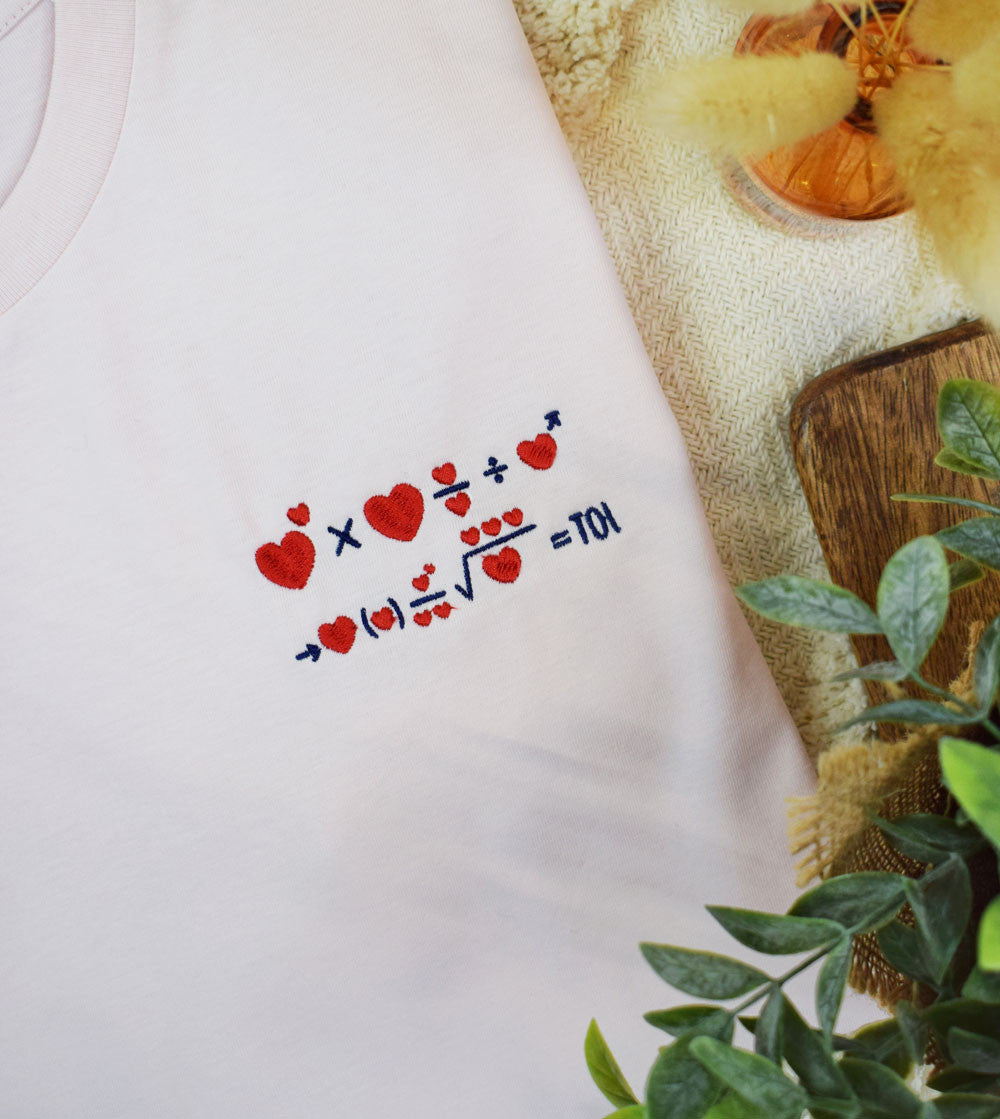 Juste Un T-shirt T-shirts Brodés L'amour en formule T-shirt brodé coton biologique