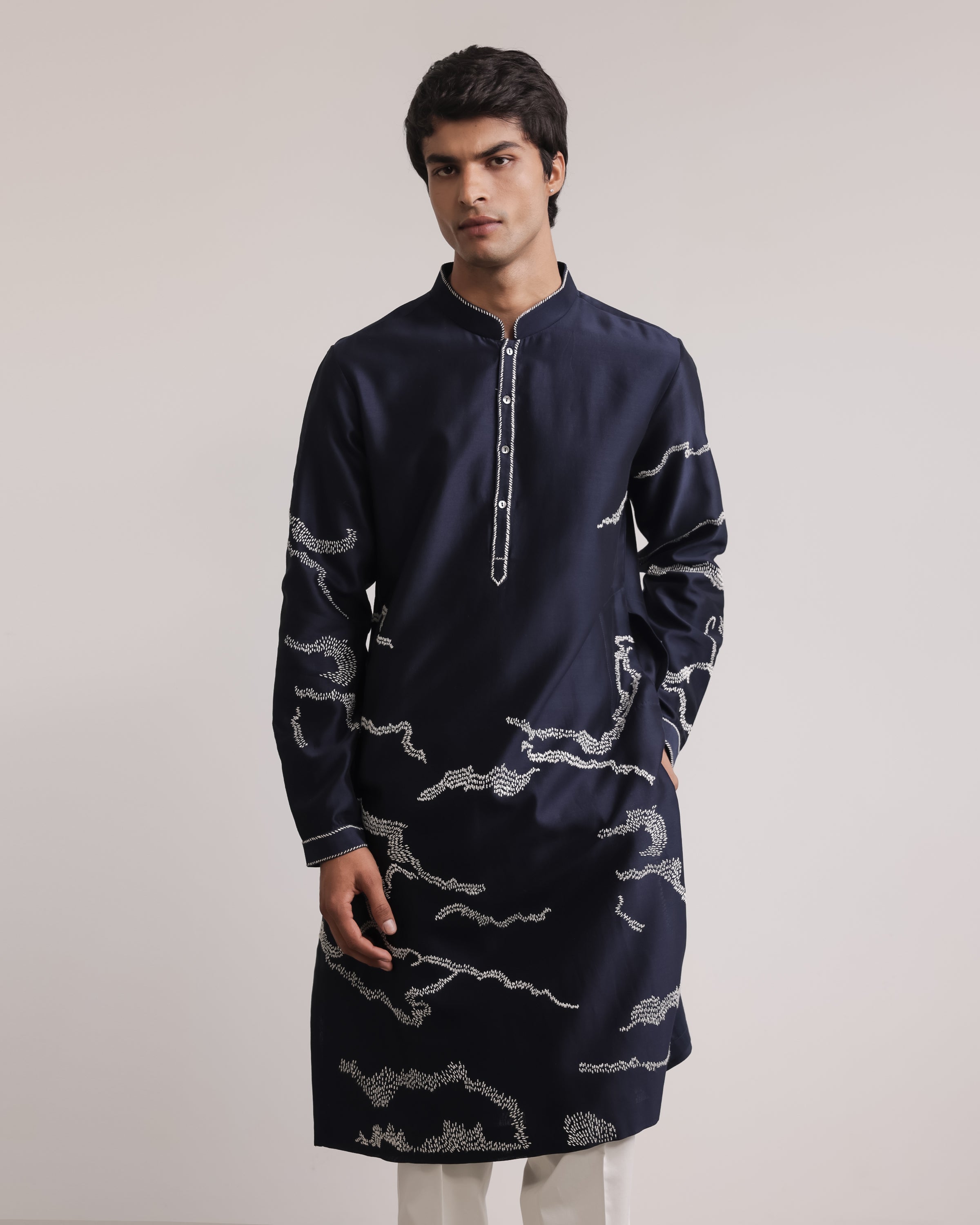 COUNTRYMADE Kurtas Trail Marker Kurta Set ensemble kurta brodé sur commande