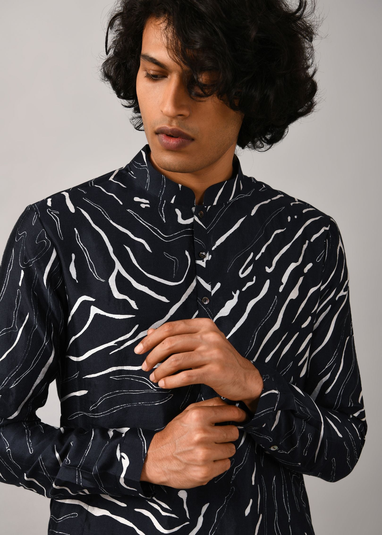COUNTRYMADE Kurtas Navy Terrain Maize Kurta kurta bleu marine en coton soie imprimé