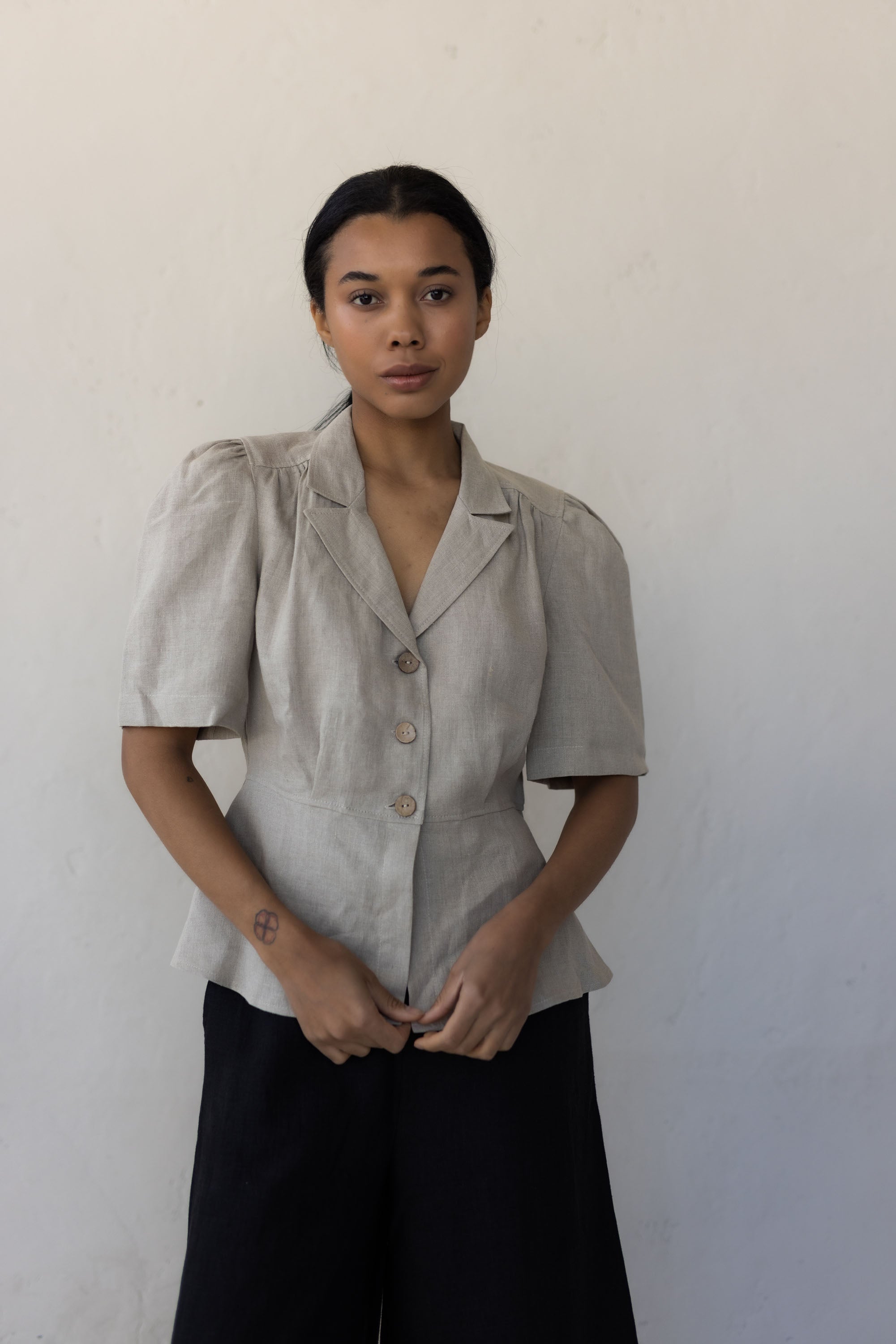 Laumė linen Linen Tops Lyric chemise en lin bleu ciel manches bouffantes
