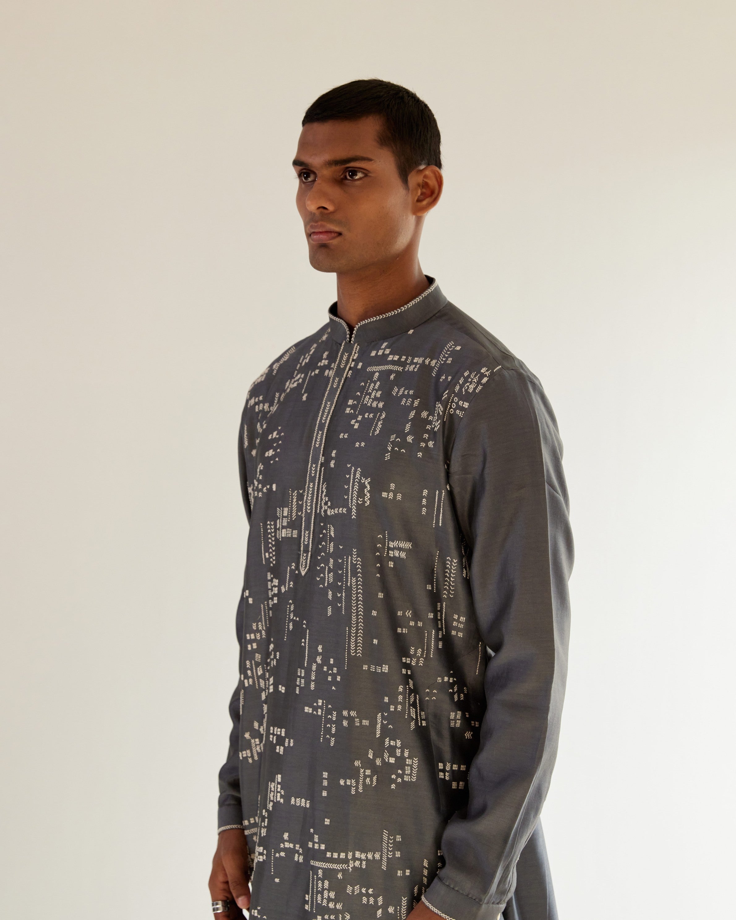 COUNTRYMADE Kurtas Linear Scattered Hand Embroidery Kurta Set ensemble gris
