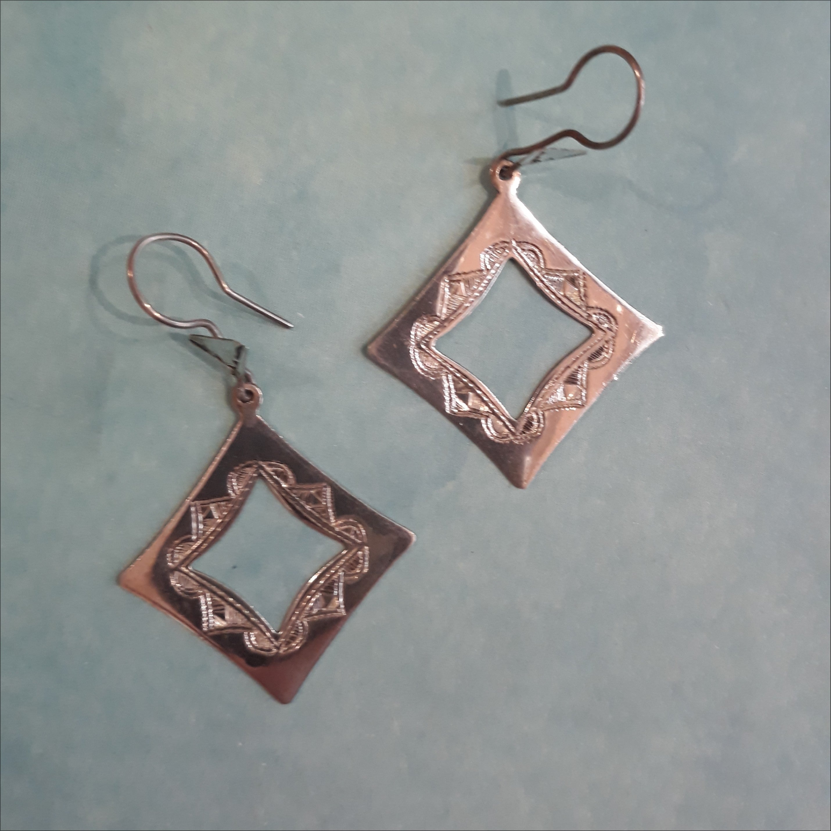 Sourire Multicolore Boucles d'oreilles touareg carrées ciselées en argent