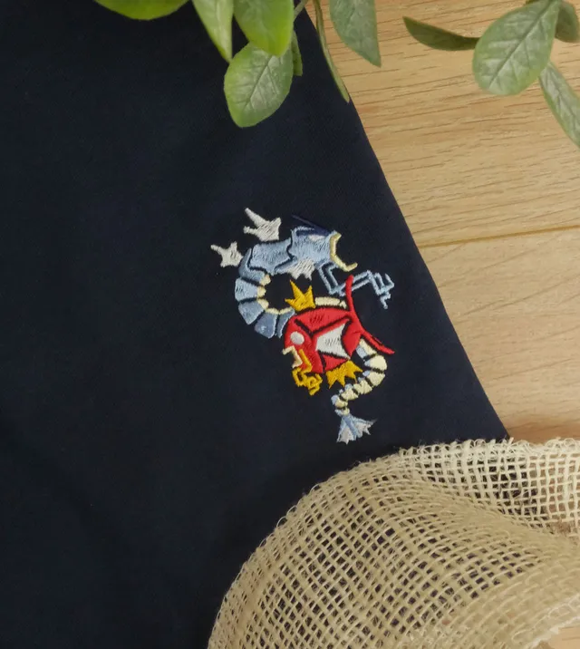 Juste Un T-shirt T-shirts Brodés Magicarpe t-shirt brodé coton bio