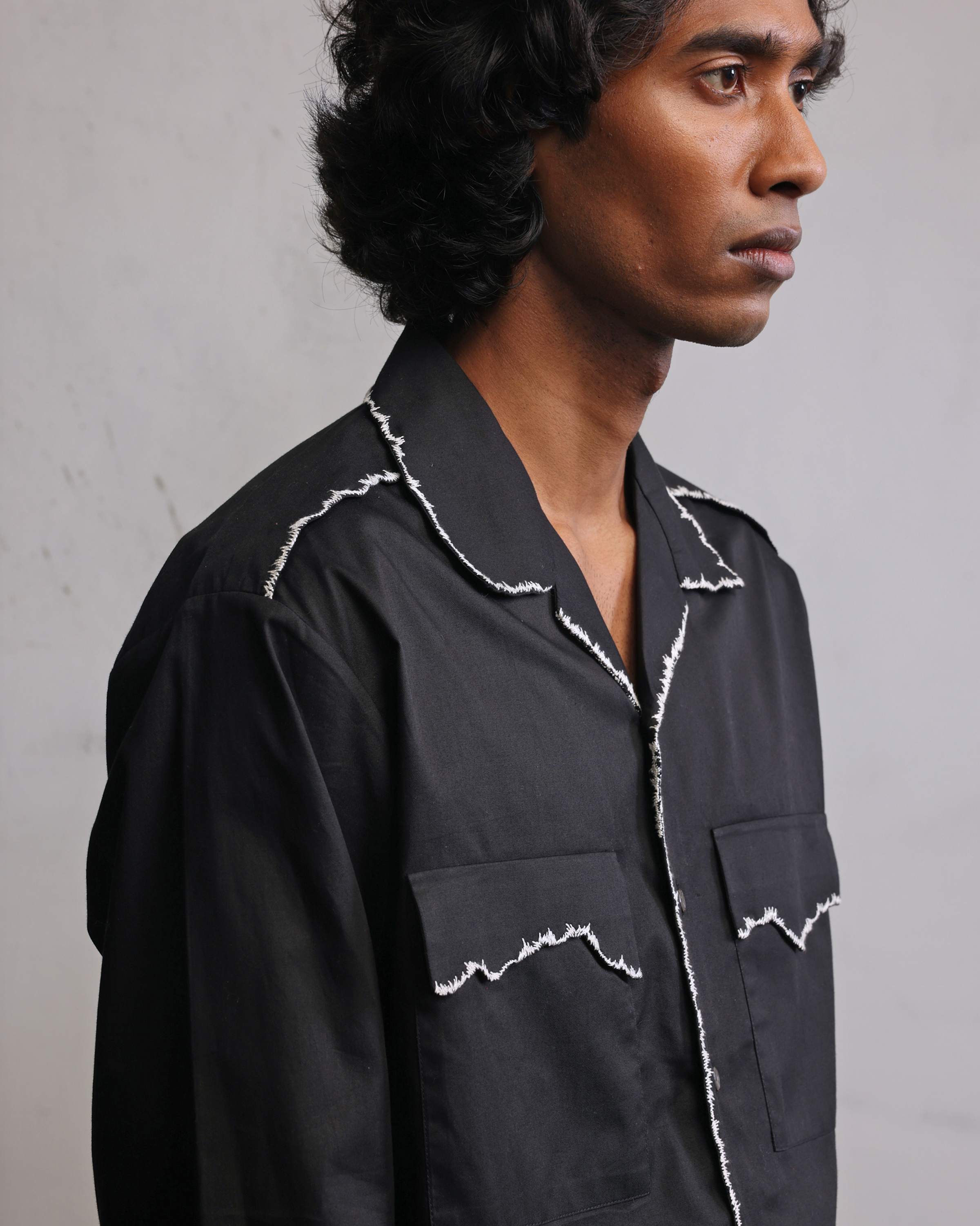 COUNTRYMADE Shirts Fractured line flap shirt chemise noire brodée en coton sergé
