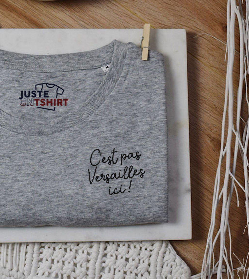 Juste Un T-shirt T-shirts Brodés C'est pas Versailles ici t-shirt blanc humour
