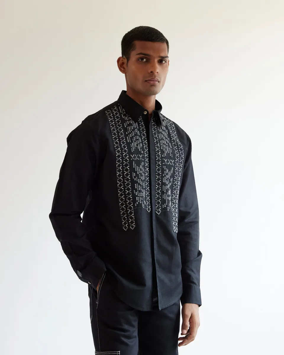 COUNTRYMADE Shirts Asymmetric Yoke Shirt chemise noire en lin brodée