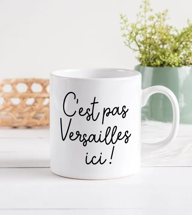 Juste Un T-shirt Mugs C'est pas Versailles ici mug anse classique ou cœur