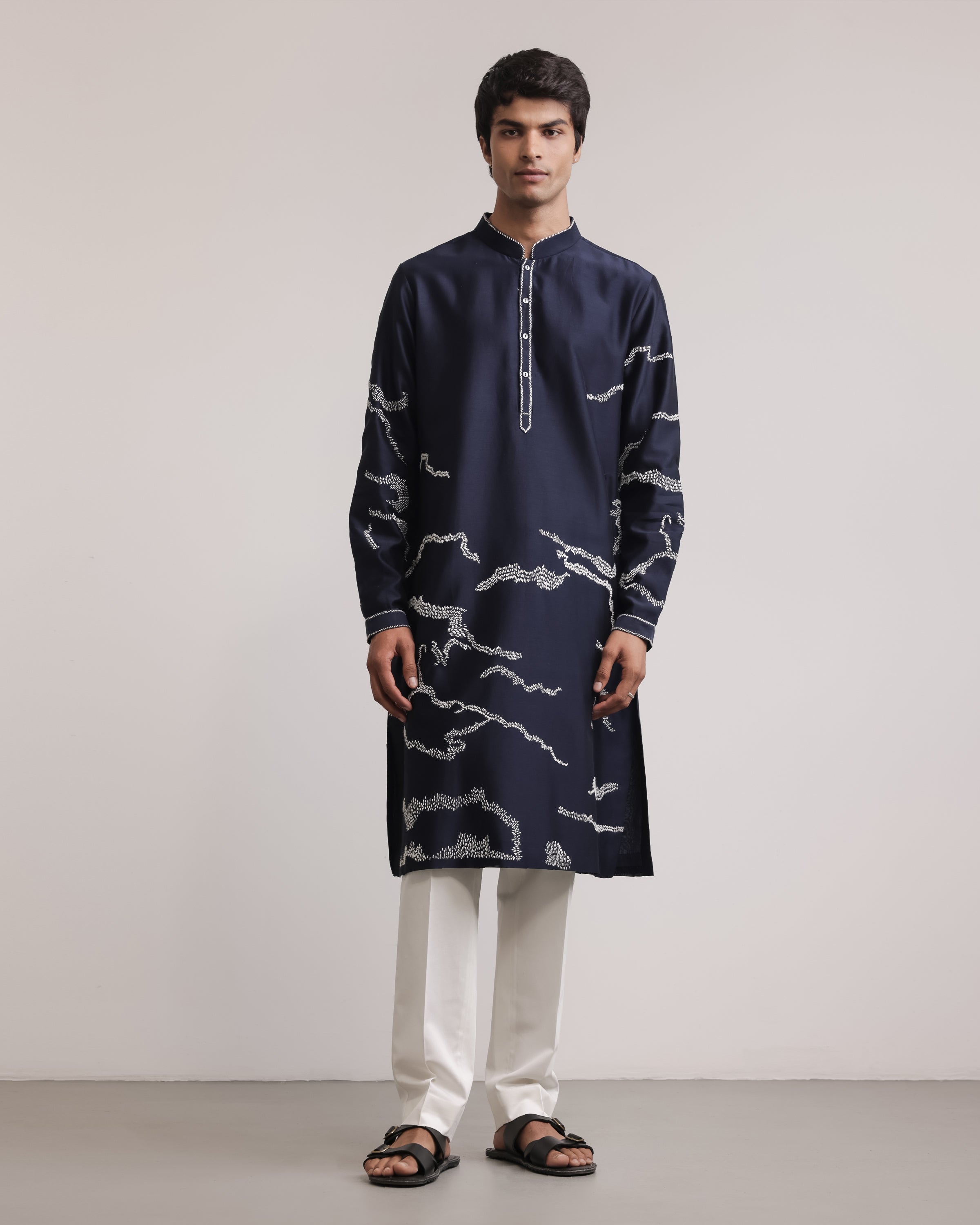 COUNTRYMADE Kurtas Trail Marker Kurta Set ensemble kurta brodé sur commande