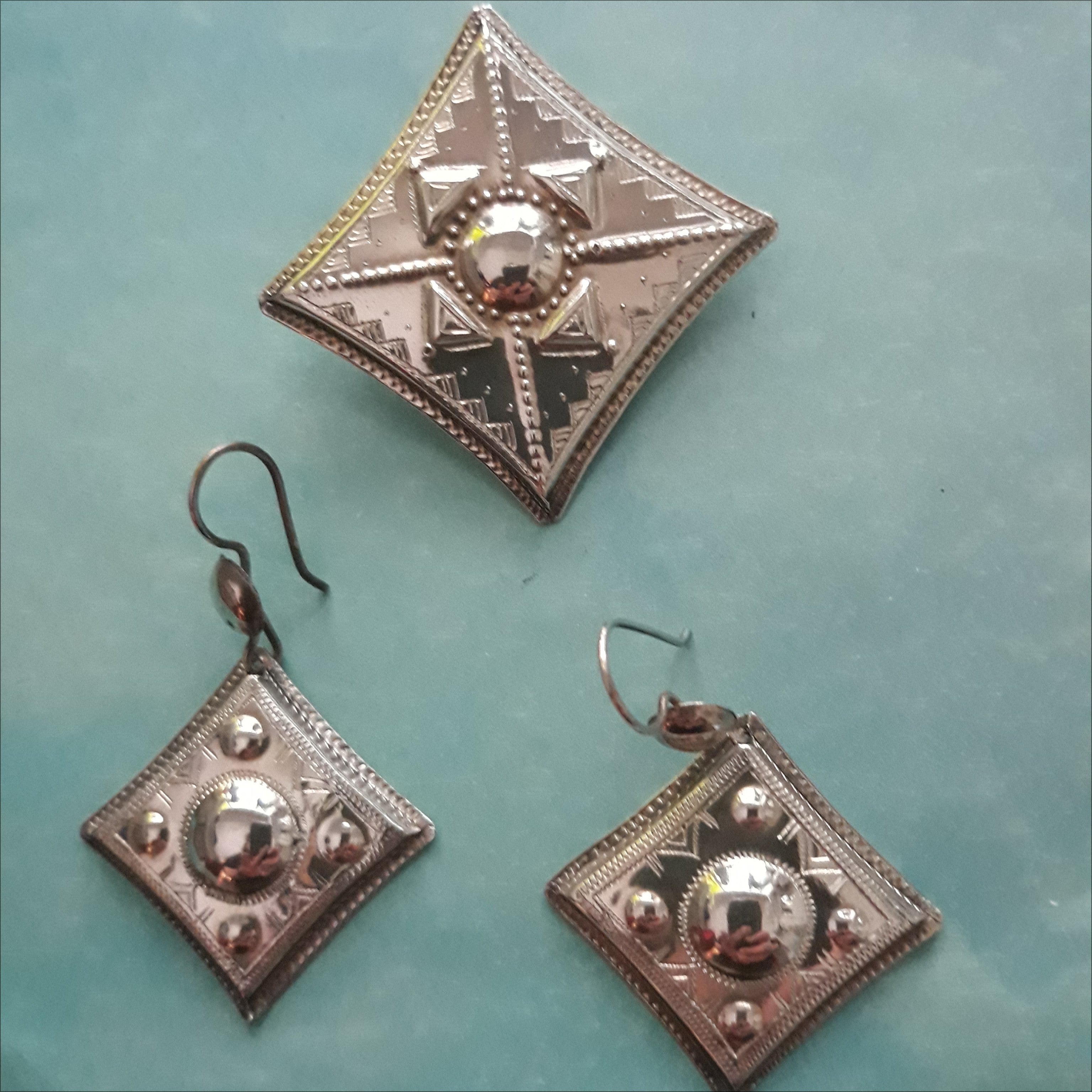 Sourire Multicolore Boucles d'oreilles touareg carrées en argent ciselé