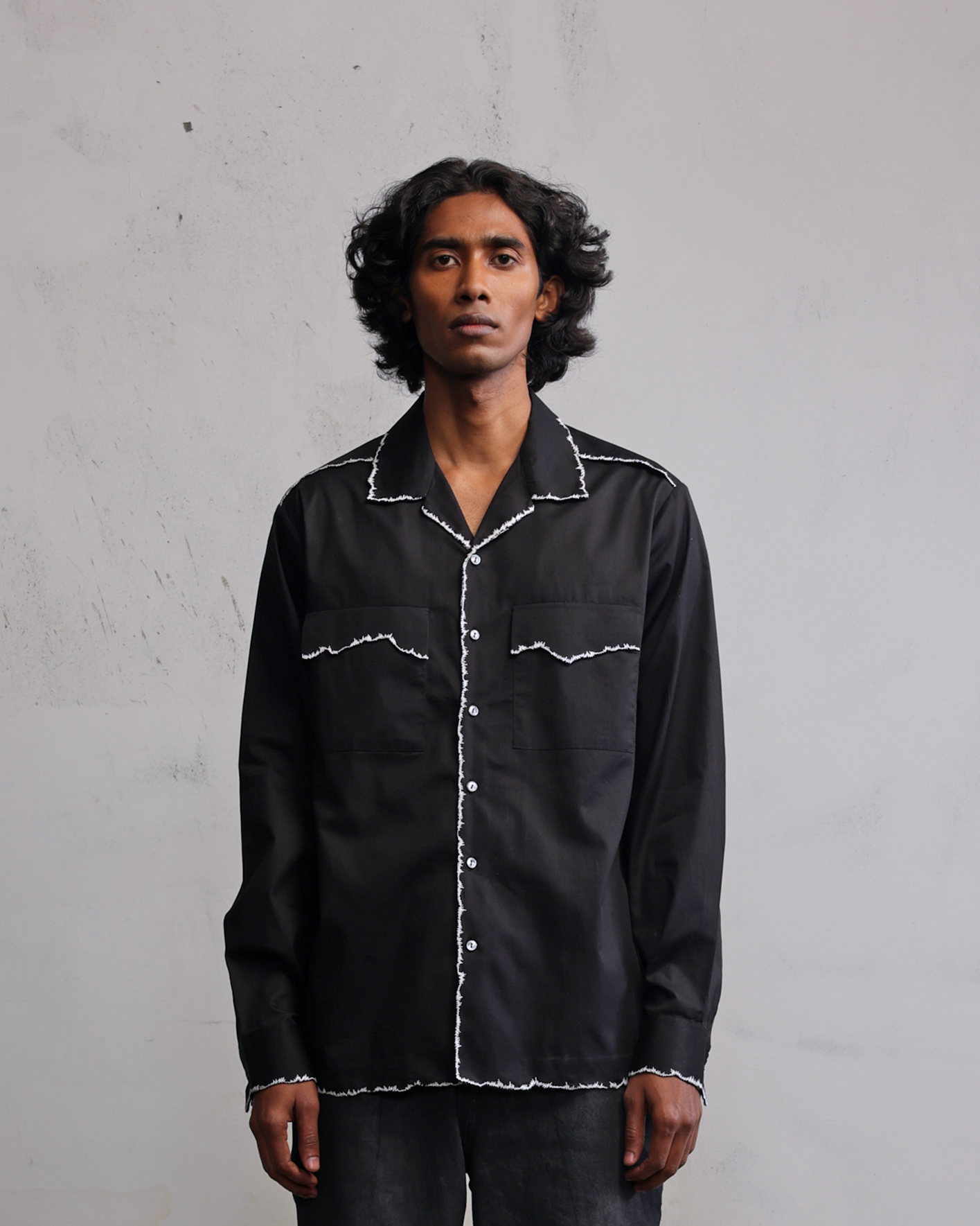 COUNTRYMADE Shirts Fractured line flap shirt chemise noire brodée en coton sergé