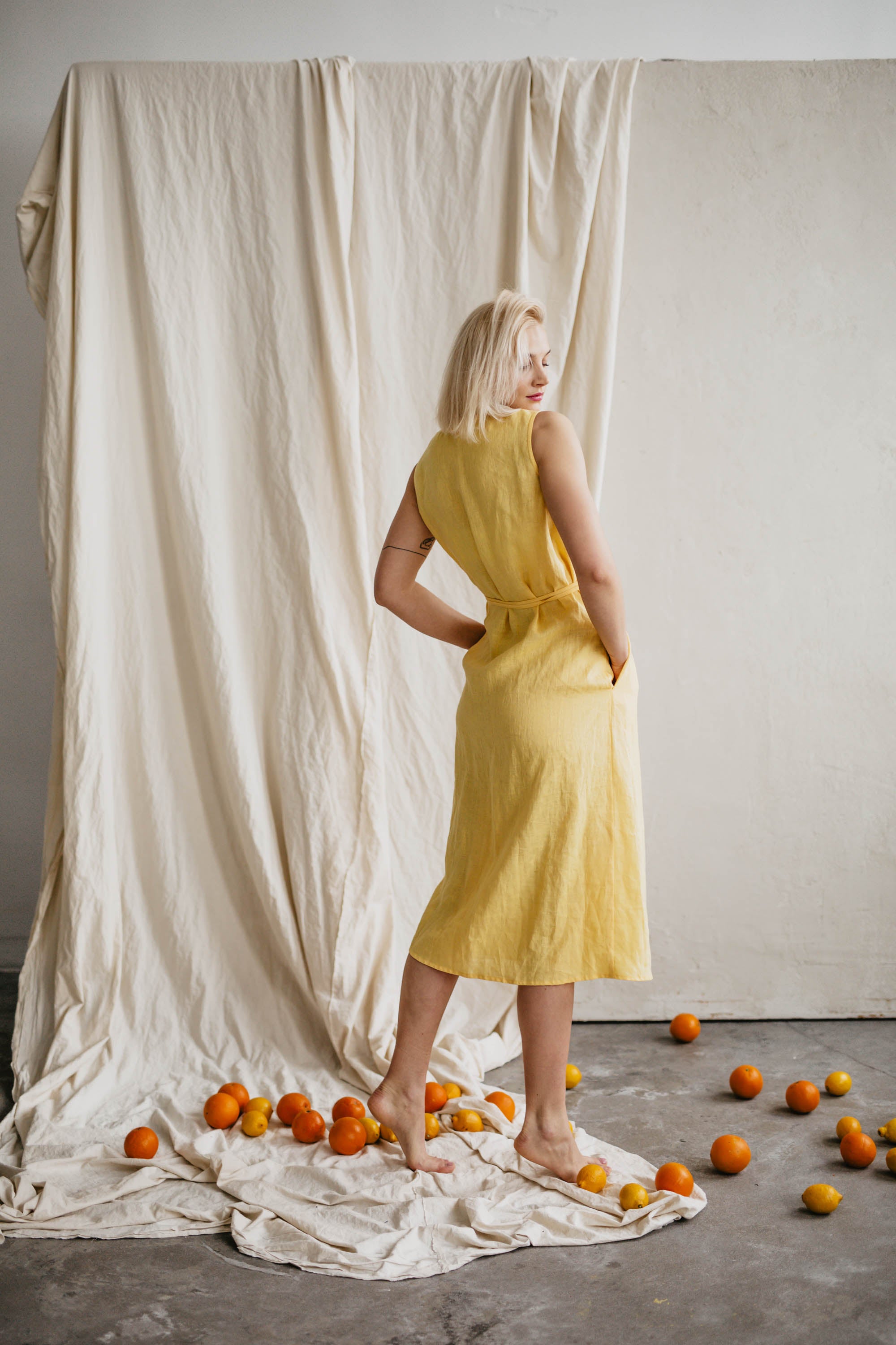 Laumė linen Linen Dresses Salomėja robe portefeuille en lin jaune soleil