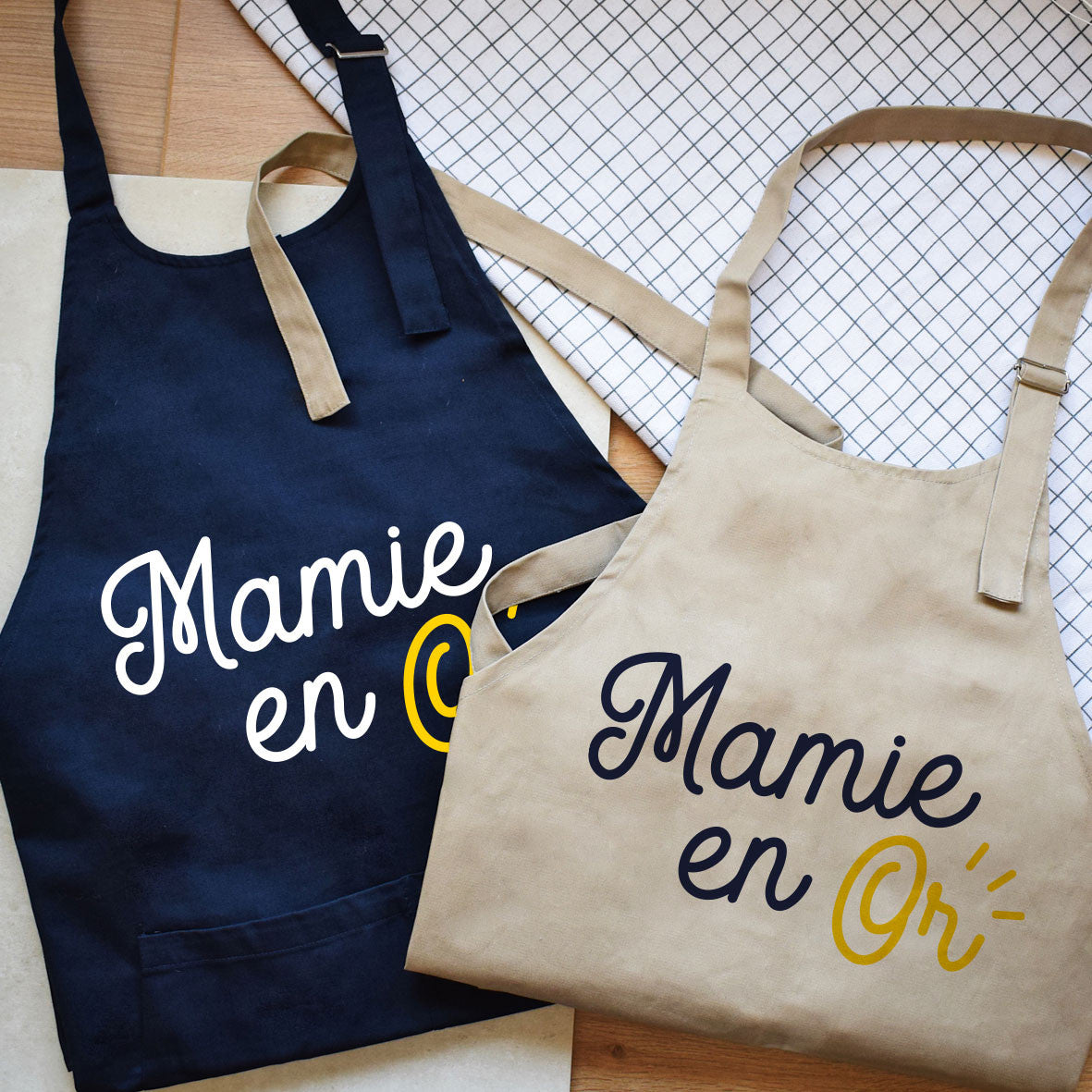 Juste Un T-shirt Tabliers Mamie en Or tablier bleu marine