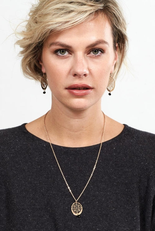 Sourire Multicolore Colliers Collier pendentif ovale ajouré en laiton